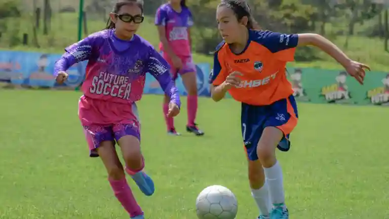 Adolescentes jouant au football