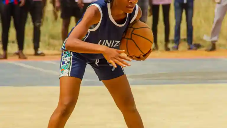 Adolescente jouant au basketball
