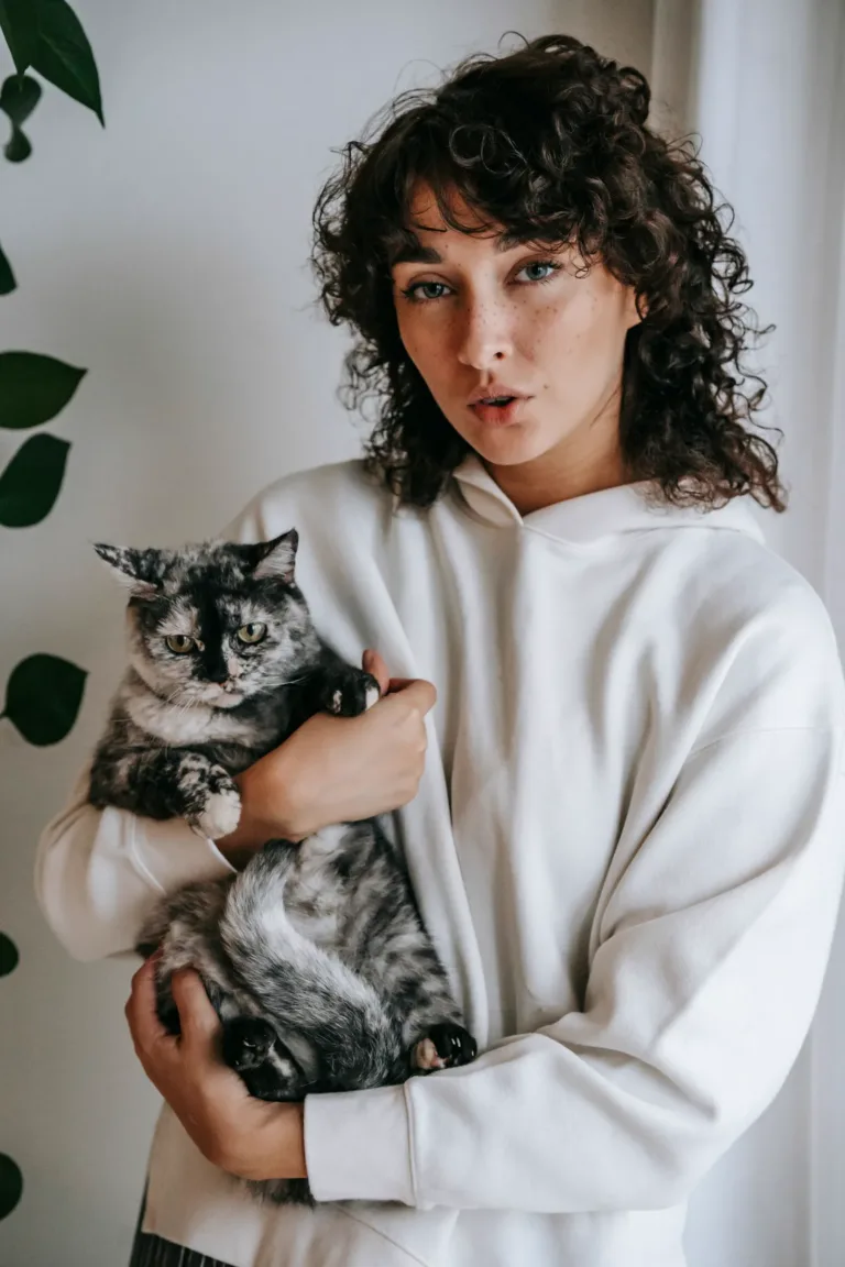 Casting femme avec son chat pour une publicité en PACA