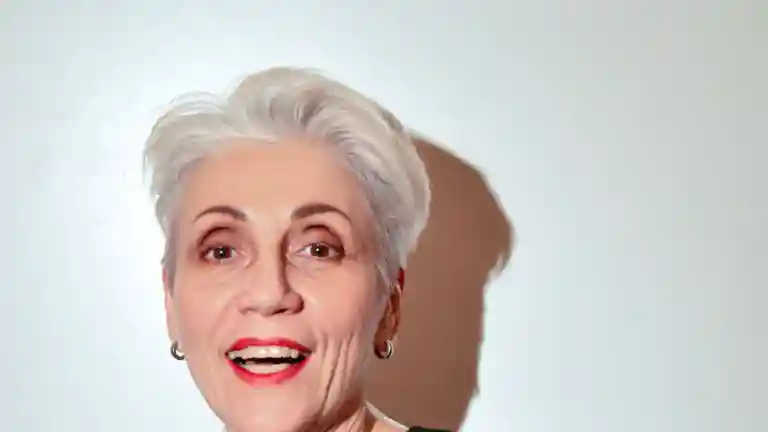 Portrait d’une femme senior élégante