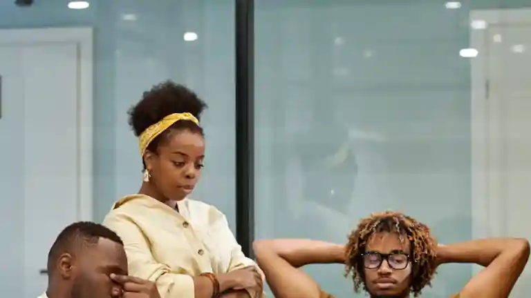 Comédiens réunis dans un espace de travail, illustration du casting d’un long métrage à La Défense.