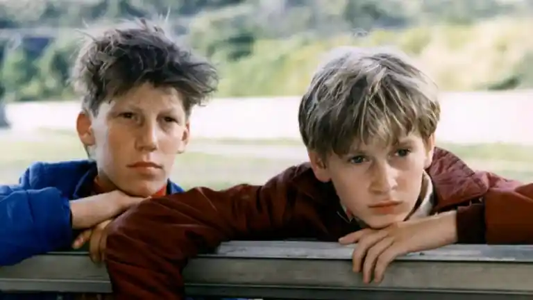 Deux garçons dans le film La Vie est un long fleuve tranquille