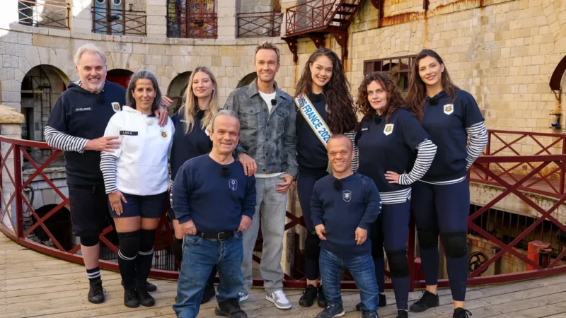 L’équipe de Fort Boyard du 1er août 2026 autour de Cyril Féraud dans la cour du fort