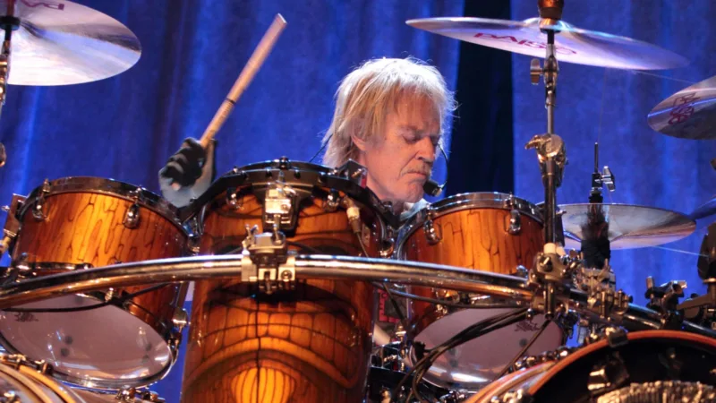 Frank Beard, batteur de ZZ Top, sur scène derrière sa batterie