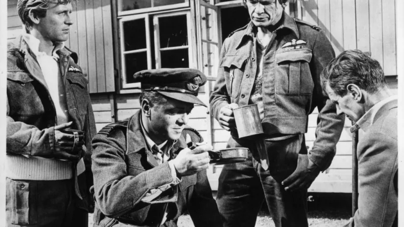 Steve McQueen, James Garner, Richard Attenborough et James Coburn dans La Grande Évasion