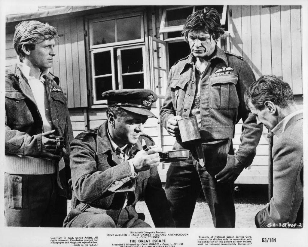 Steve McQueen, James Garner, Richard Attenborough et James Coburn dans La Grande Évasion