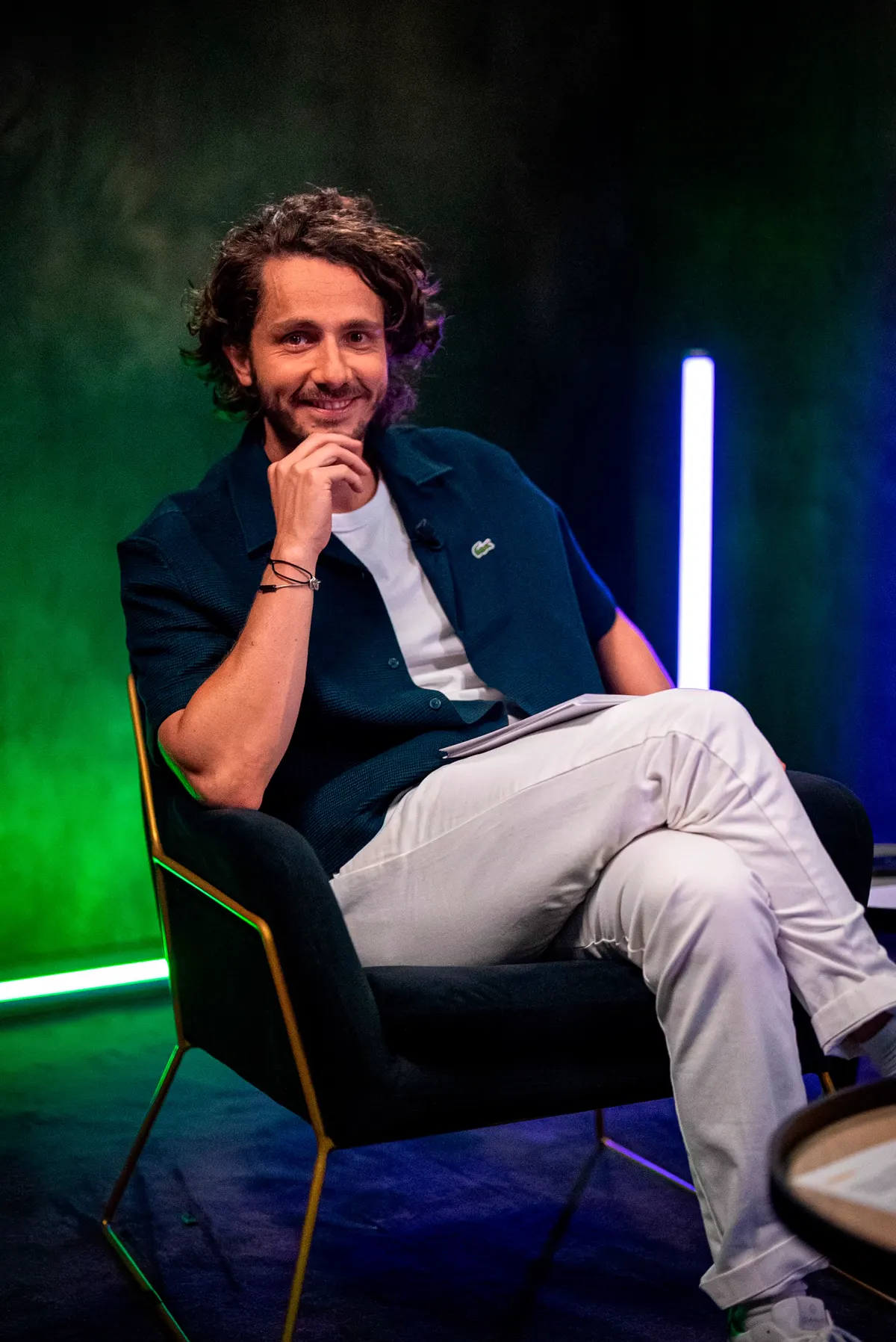 Guillaume Pley assis dans le studio d'interview de Legend