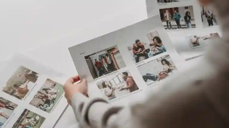 Mains disposant des photographies pour composer un tableau créatif