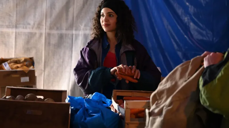 Sawsan Abès dans la cantine solidaire du téléfilm Haut les cœurs !