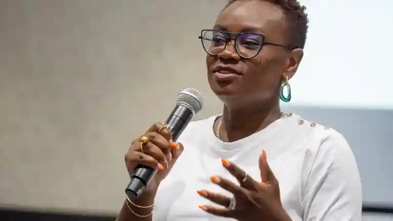 Femme noire parlant devant un microphone, illustration du rôle anglophone