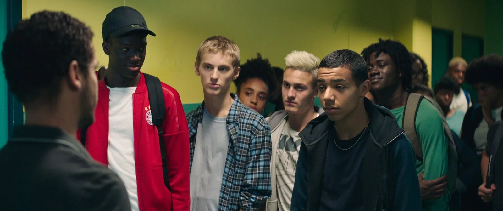 Groupe d’élèves dans un couloir du collège dans le film La Vie scolaire