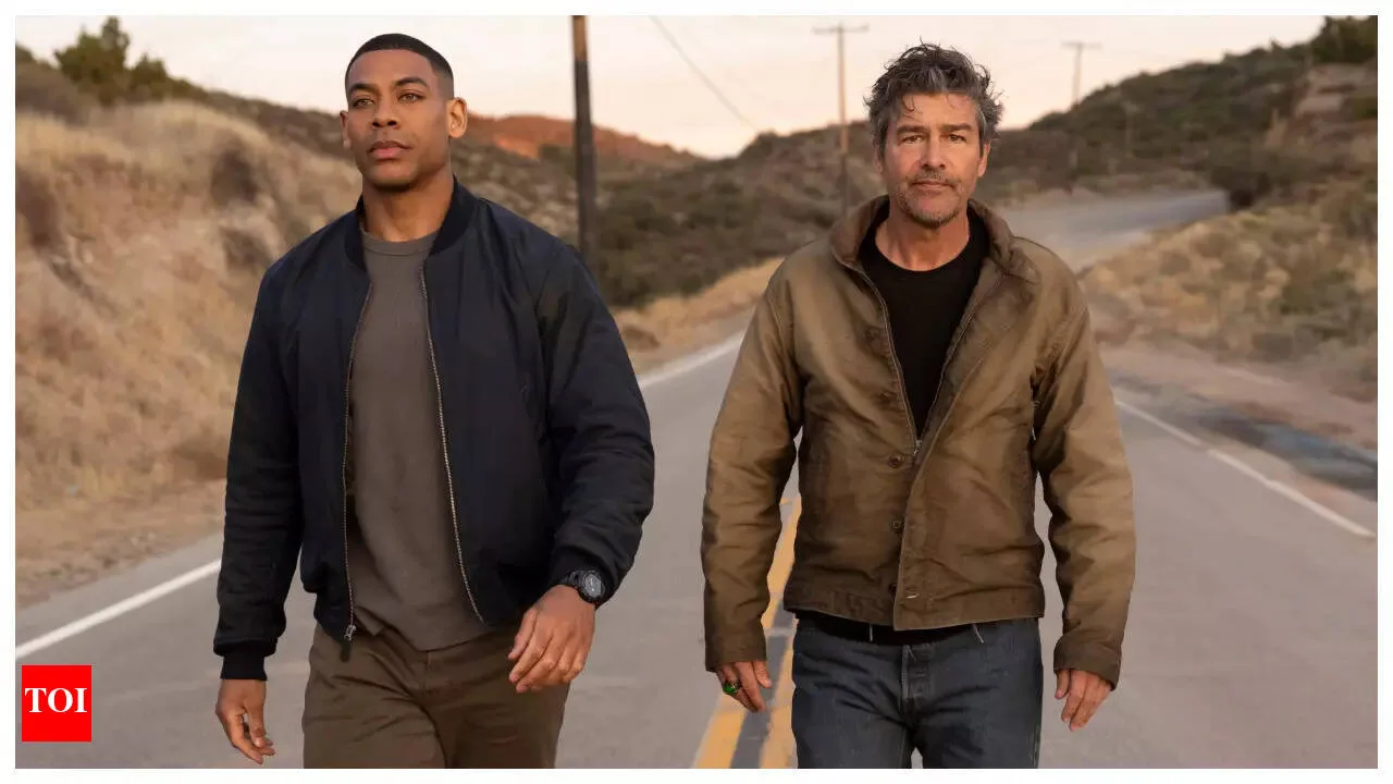Kyle Chandler et Aaron Pierre marchant sur une route dans Lanterns