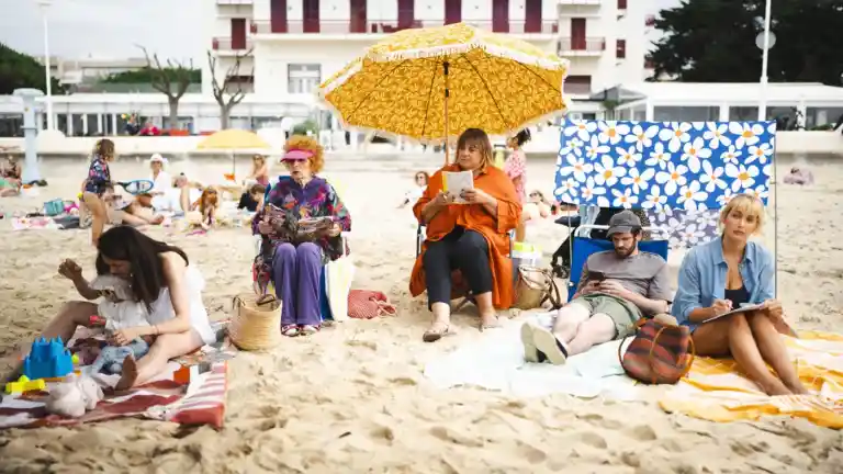 Les personnages de la mini-série Le Parfum du bonheur réunis sur la plage