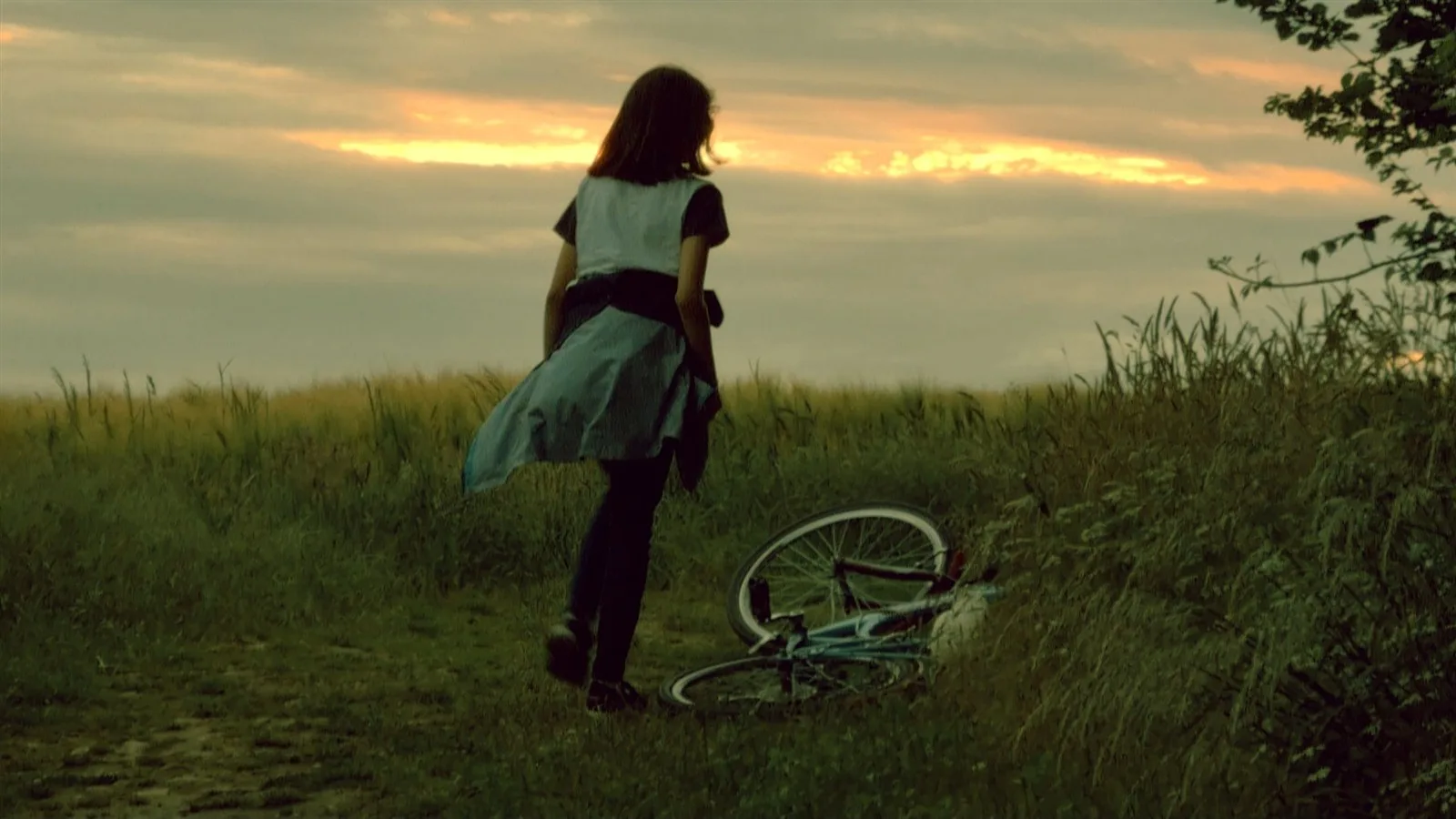 Adolescente près d’un vélo dans un paysage rural, illustration du casting de Léa en Dordogne