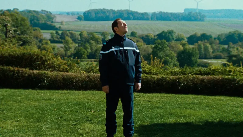 Alexis Manenti en gendarme dans un paysage rural