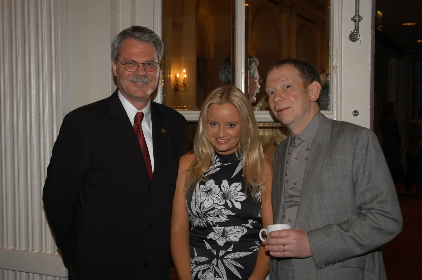 Lucy Davis avec Jon Plowman et Horace Newcomb aux Peabody Awards 2004