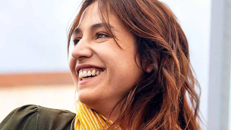 Portrait d’Izïa Higelin, héroïne de la série Maternité sur Netflix