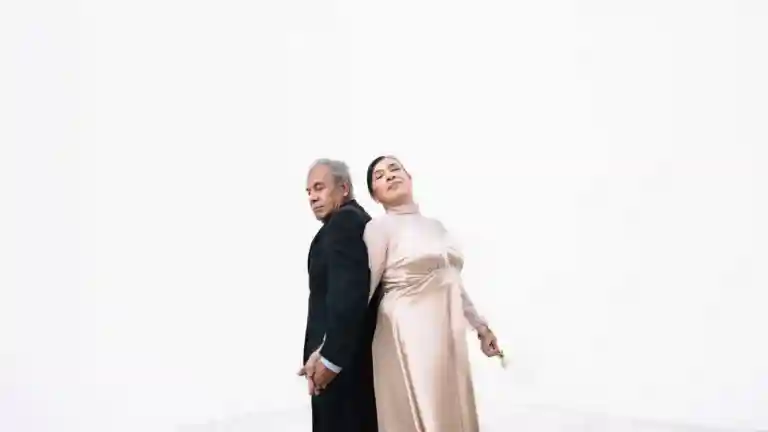 Couple en tenue de soirée élégante