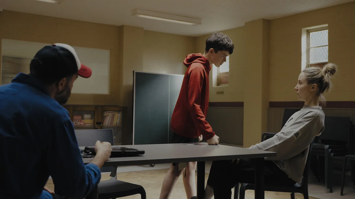 Owen Cooper debout face à Erin Doherty pendant l’épisode 3 d’Adolescence