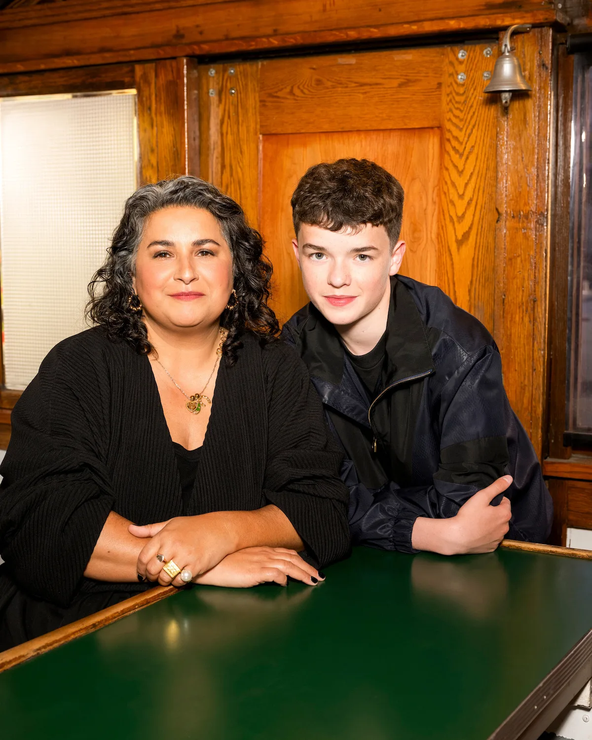 Owen Cooper aux côtés de la directrice de casting Shaheen Baig