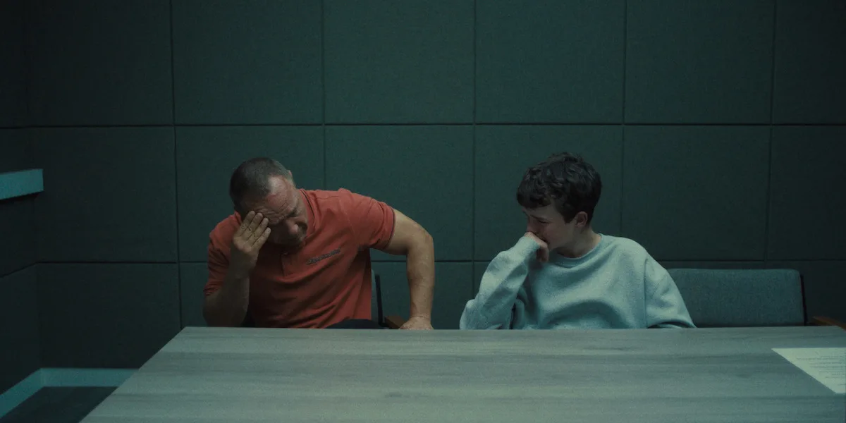 Owen Cooper et Stephen Graham dans une scène d’interrogatoire de la série Adolescence