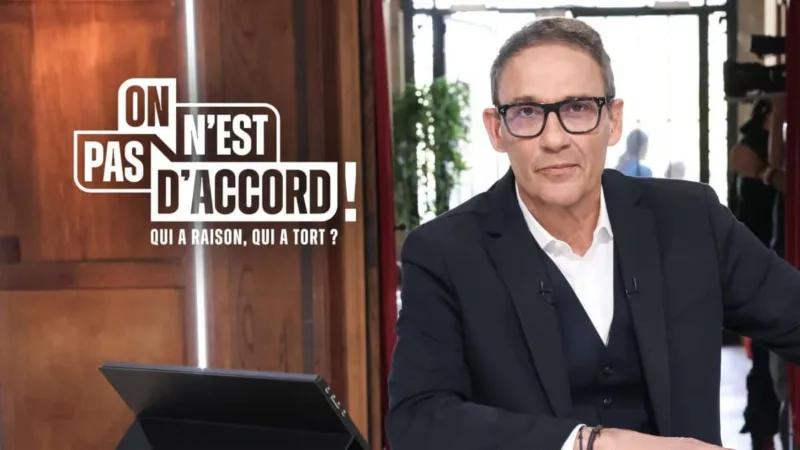 Julien Courbet et le logo de l’émission On n’est pas d’accord sur M6