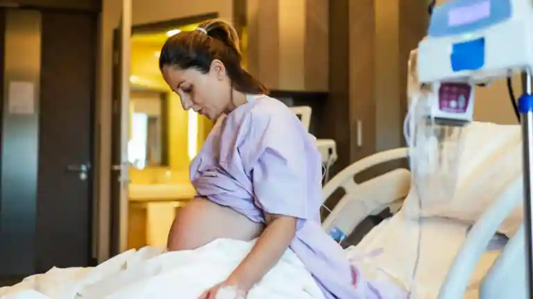 Femme enceinte installée dans une chambre de maternité