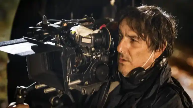 Yvan Attal regardant dans une caméra pendant un tournage