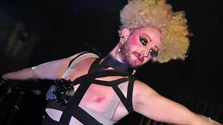 Artiste drag en performance sur scène