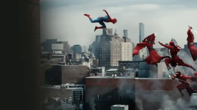 Spider-Man bondissant au-dessus de New York face à plusieurs adversaires