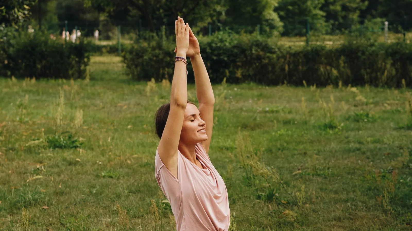 Femme pratiquant le yoga dans un parc