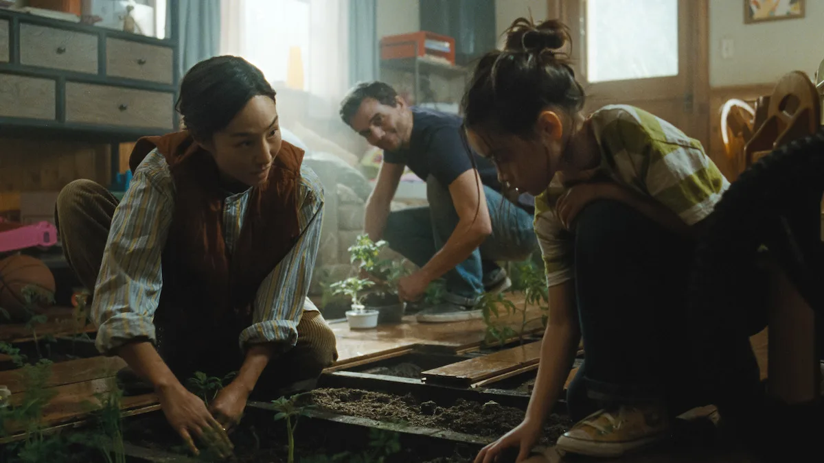 Greta Lee, Wagner Moura et un enfant dans un salon en tension
