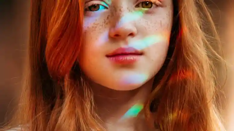 Jeune fille rousse en portrait pour illustrer le casting d'Anne enfant