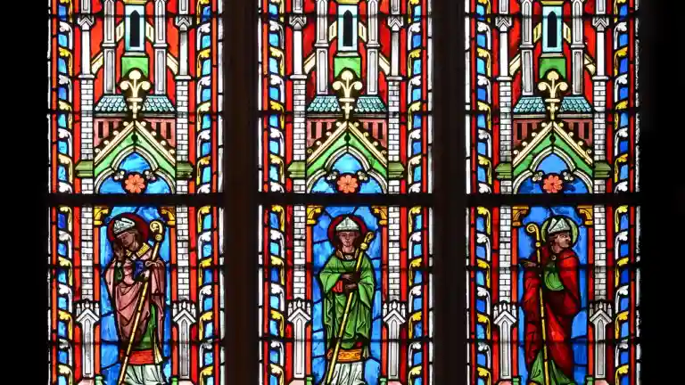 Vitraux colorés de la cathédrale Saint-Julien au Mans