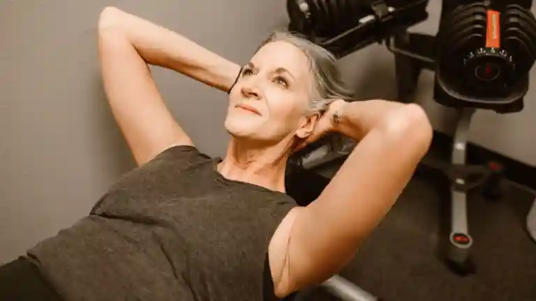 Femme senior pratiquant un exercice avec des haltères