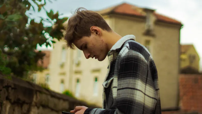 Casting adolescent de 15 à 18 ans à l’aise avec un smartphone pour une publicité dans le Var