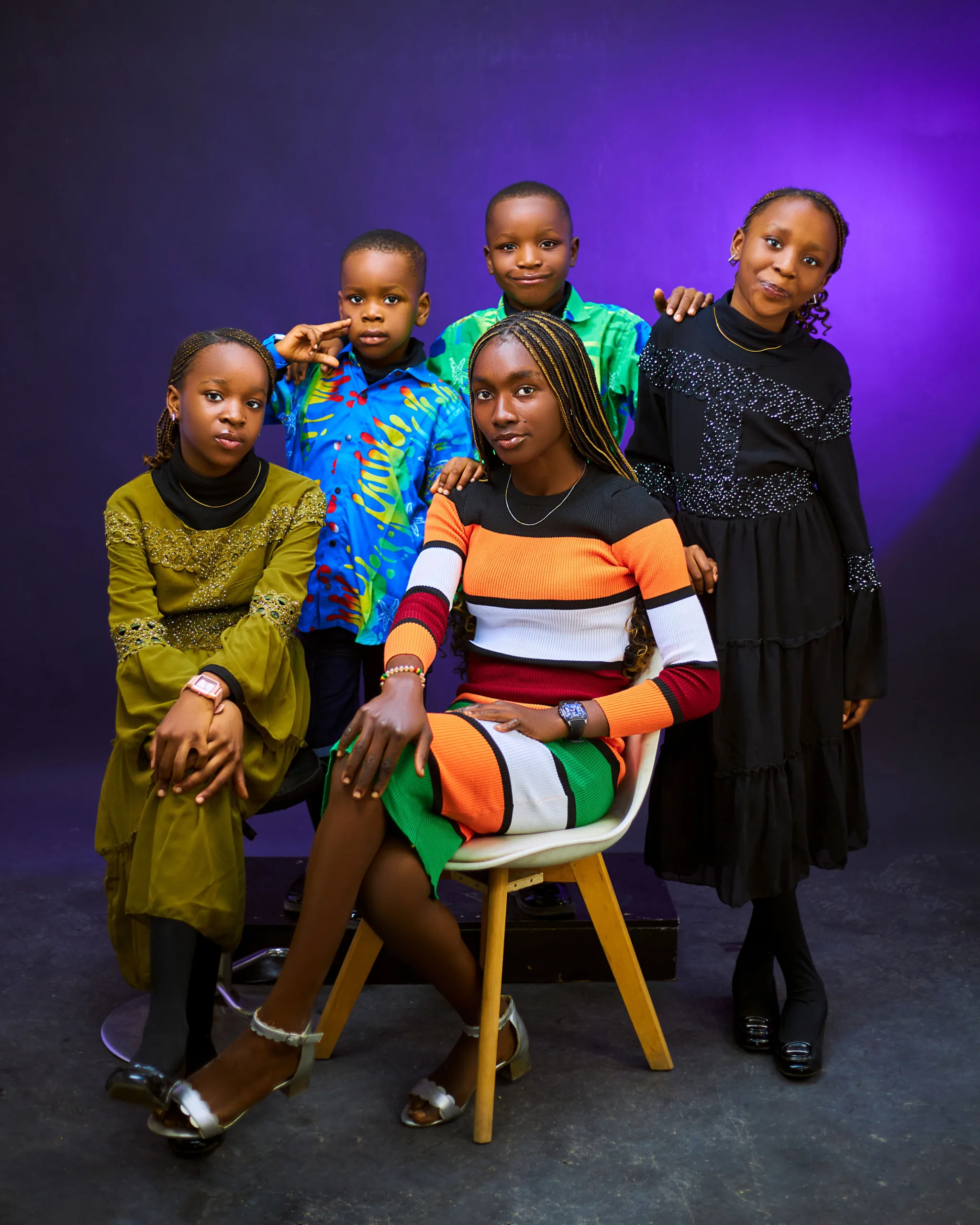 Groupe de jeunes noirs photographiés en studio sur fond violet