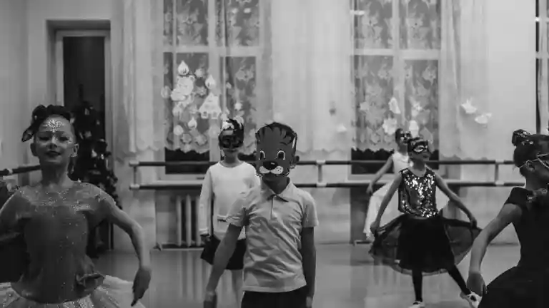 Groupe d'enfants en répétition artistique illustrant les auditions du Roi Lion à Paris