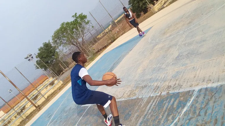 Casting femmes et hommes fans de basket pour une vidéo sportswear à Paris