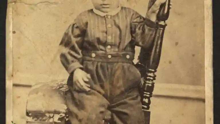 Portrait historique d’un jeune enfant noir assis, illustration du casting bébé