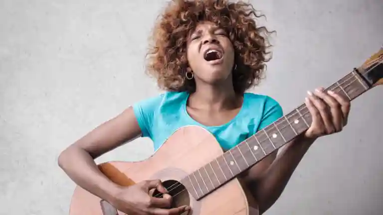 Chanteuse jouant de la guitare acoustique pour illustrer un casting musical country et folk