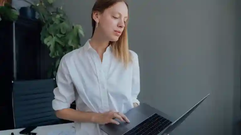 Professionnelle utilisant un ordinateur portable pour illustrer un rôle principal anglophone
