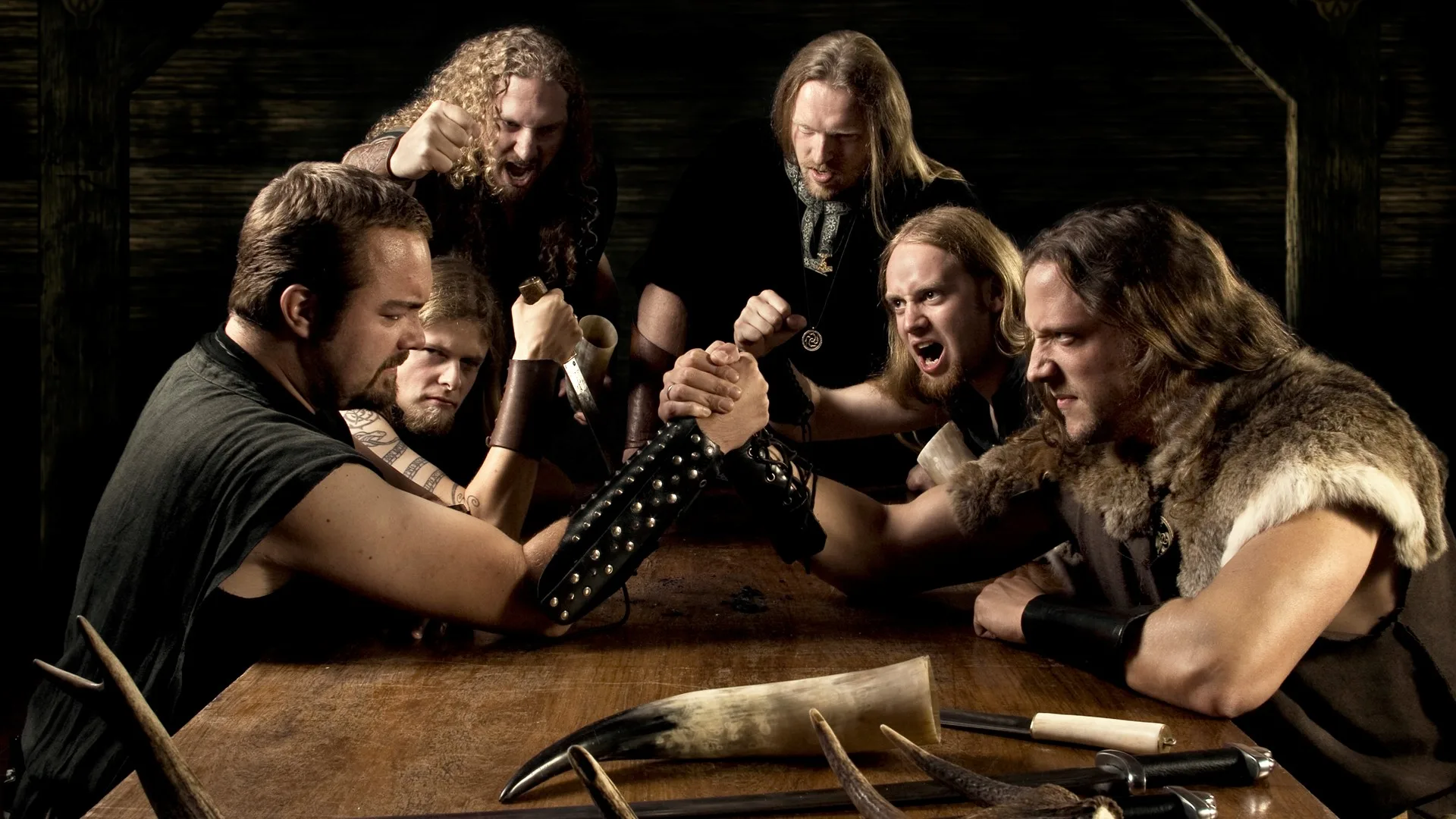 Comédiens costumés en Vikings participant à un bras de fer