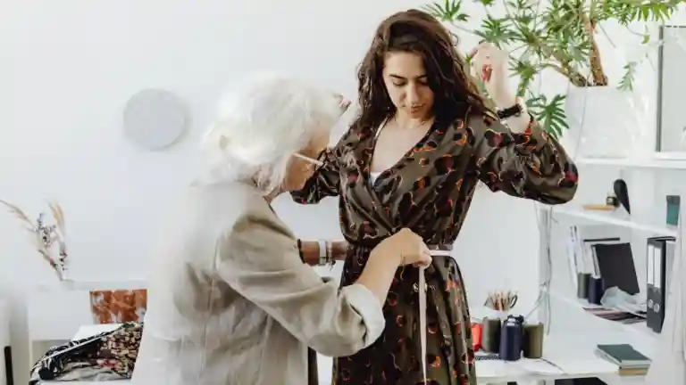 Essayage de vêtements illustrant un casting de doublure grand-mère à Pantin