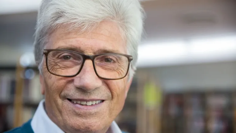 Casting doublure homme senior aux cheveux blancs à Paris