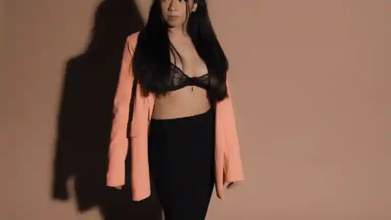 Femme photographiée en pied dans une tenue contemporaine pour illustrer un casting fondé sur des mensurations précises