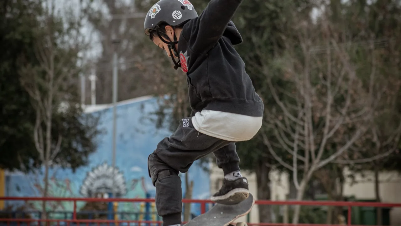 Jeune garçon casqué réalisant une figure en skateboard, illustration du casting photo sportif à Lille