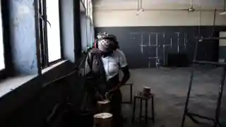 Casting vrais ouvriers d'atelier et constructeurs déco pour un film à Marseille