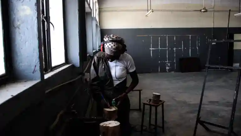 Ouvrier utilisant des outils dans un atelier pour illustrer un casting de techniciens expérimentés