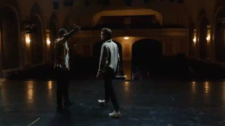 Deux comédiens répètent sur une scène de théâtre pour illustrer le casting de L'Ombre de Meudon